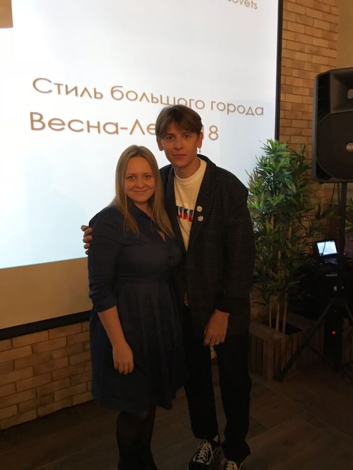 К Лисовцу в пледе подходить было неудобно. Пришлось делать вид, что я себя не стесняюсь.