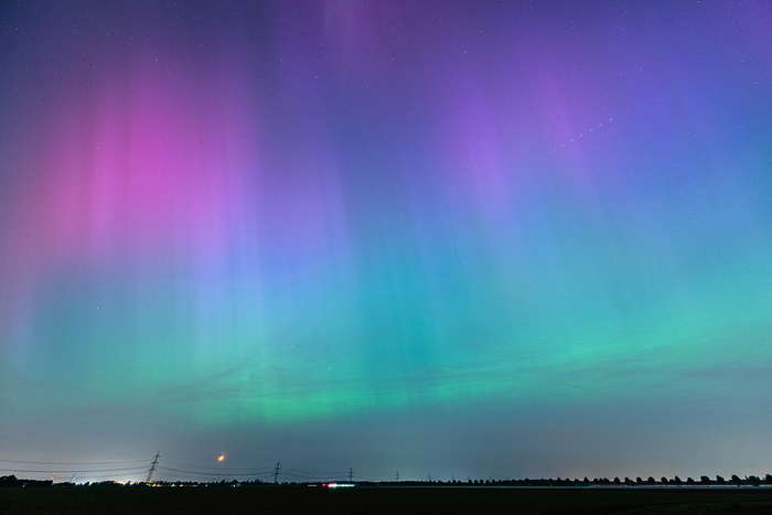 Внизу оранжевая луна над горизонтом, чтобы понимать масштаб представления. По технике у меня тут полный 35мм формат и 14мм объектив.