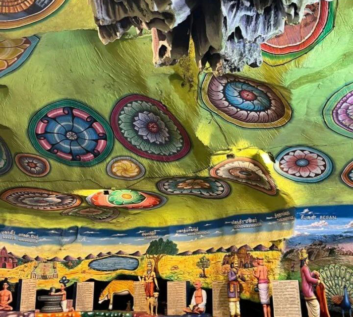 Да, даже потолок расписали