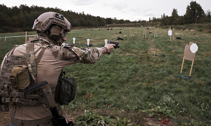 Гражданский стрелок стреляет из травматического пистолета SigSauer P226Tk-Pro. (ССК).