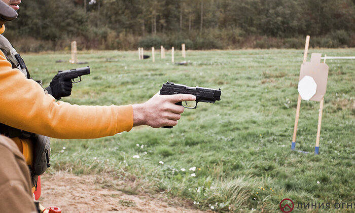 Стрелок на спортивном упражнении, с пистолетом МР-356, который является травматическим (ОООП).