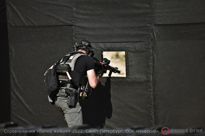 Гражданский стрелок стреляет из нарезного карабина калибра 223Rem. В его кобуре личный травмат Grand Power T-12, как альтернатива "настоящему" пистолету.