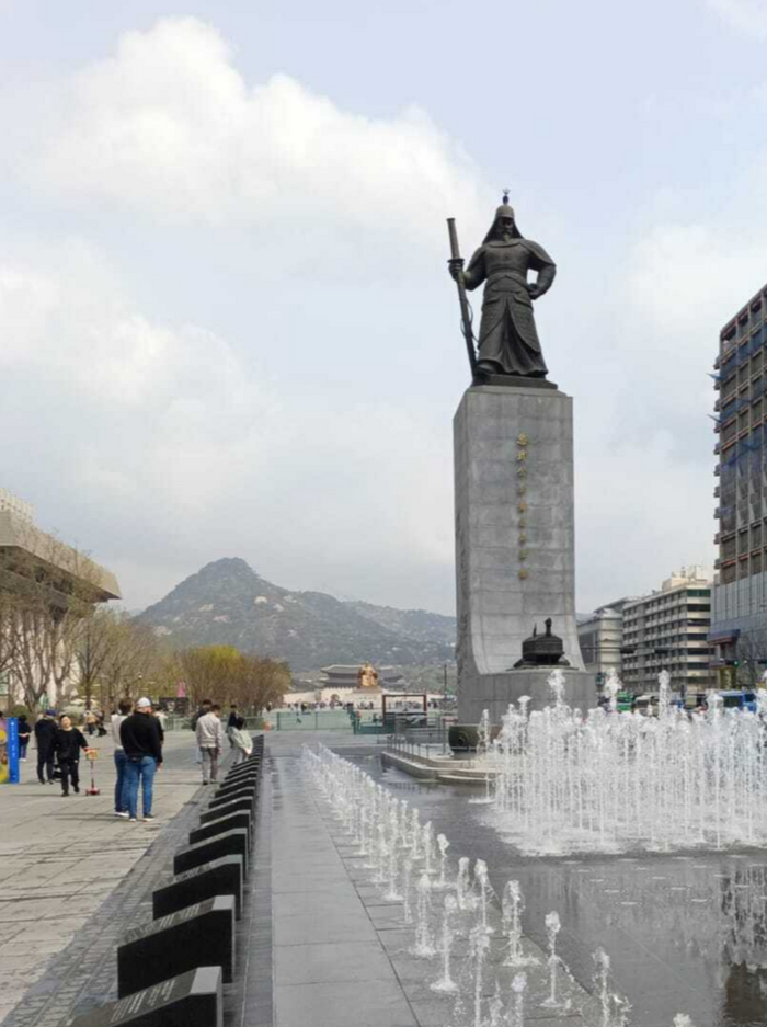 Площадь Кванхвамун. Адмирал И Сун