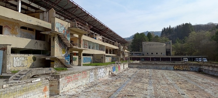 Оказалось, что сейчас там кучкуются электрокары (походу, у них теперь там гаражи)