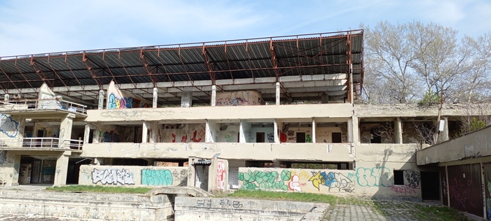 После развала СССР в 90-х годах из-за нехватки средств на его содержание был передан Федерации независимых профсоюзов России