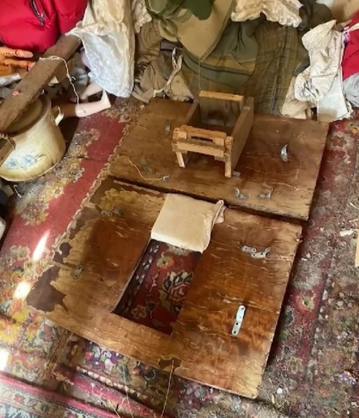 Приспособление в комнате Кати, к которому он её пристёгивал, чтобы...