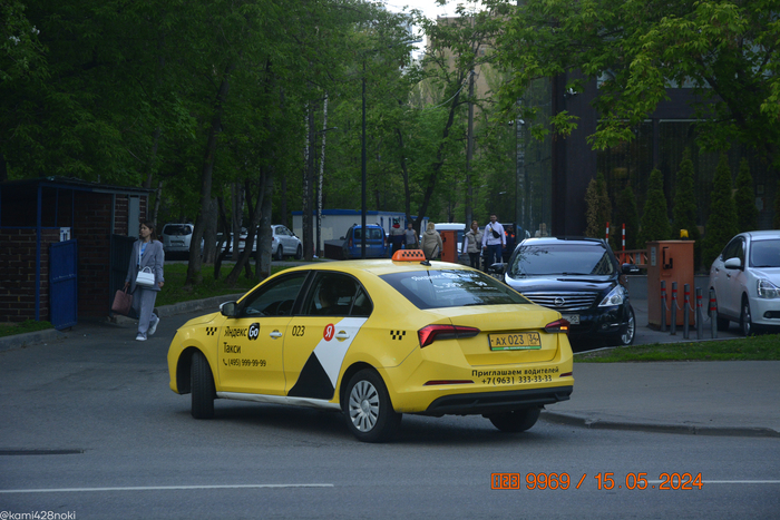 Такси из разных регионов я всяко повидал, а вот на жёлтых номерах редко попадались. И вот она из них
