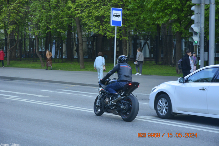 И по встречке, и на красный, и без номеров...