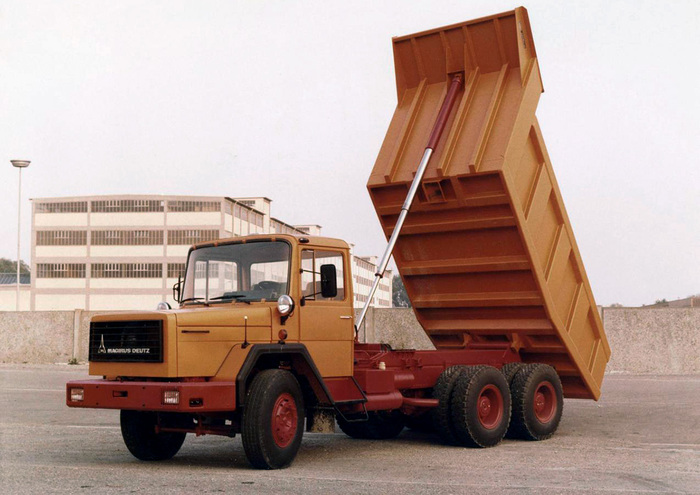 Magirus-Deutz 290 D 26 K из первой партии в 150 машин, поставки лета-осени 1974 года. Дополнительные фары размещены у ветрового стекла, отсутствуют всасывающие трубы воздухозаборников.