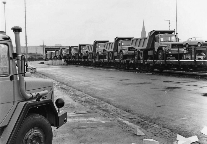 Состав с «магирусами» загружается на товарной станции города Ульм. Позади виден кафедральный собор, изображённый на заводском знаке Magirus-Deutz.