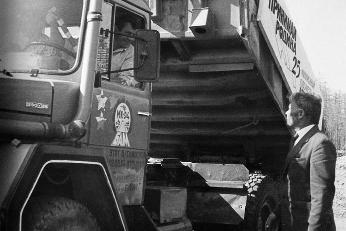 Отсыпка «золотого» 25‑миллионного кубометра породы на БАМе. За рулём самосвала — бригадир мехколонны № 94 треста «Бамстроймеханизация» Николай Дмитриевич Талилкин. Каждая звезда на дверце — 25 тыс. кубометров перевезённого этим самосвалом грунта.