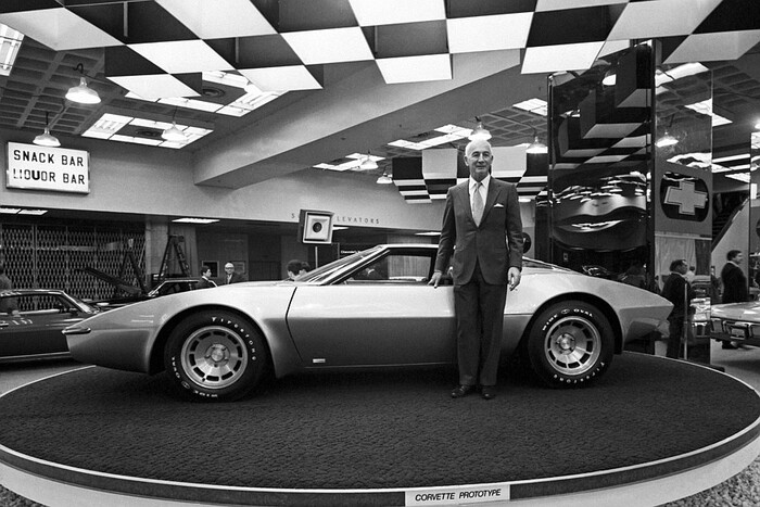 Зора Аркус-Дантов и Chevrolet Corvette XP-882 Concept Car.