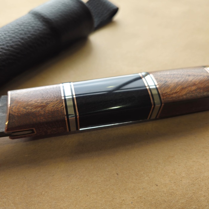 Рукоять - мербау, нержавейка, медь, микарта, ну и собственно ради чего все затеялось- уголь в акриле. Акрил прислали из мастерской " Raven blade" тоже пикабушник ножедел.