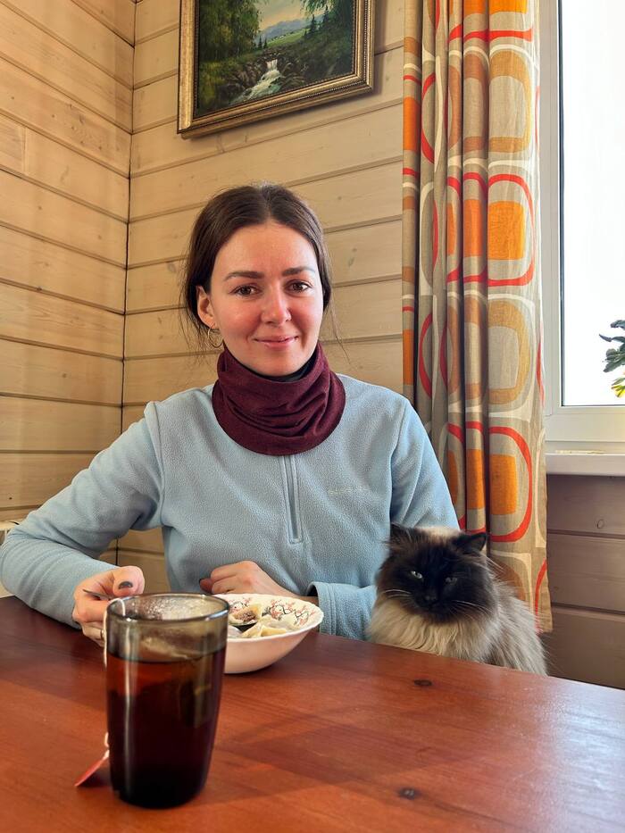Терпеливо ждет своего пельменя. Кошка, не девушка.