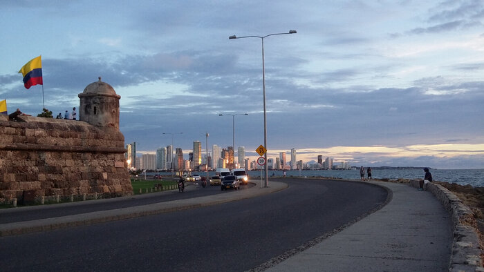 За пределами исторического центра Картахена вполне современный город