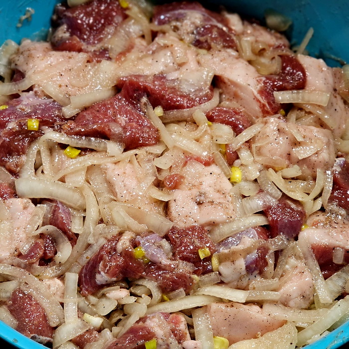 Мятый с луком кубический баран, в который налили масла и снова замяли