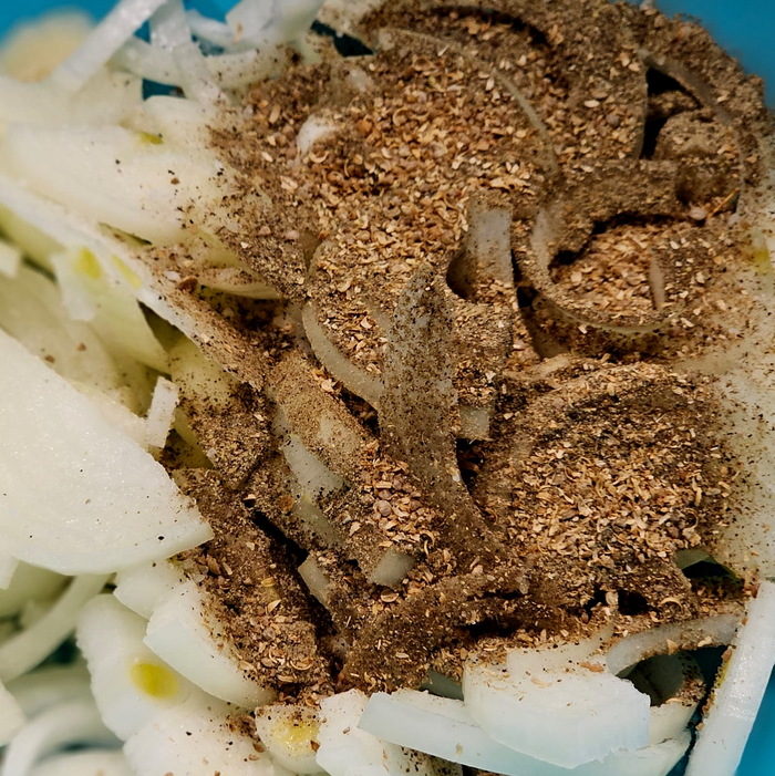 Это лук порезан и посыпан солью со специями