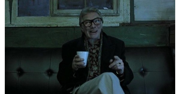 Колопроктолог узнал, что у гастроэнтерологов лежит пациент с подозрительно больным животом, и рассказывает у них в ординаторской, что чует беду