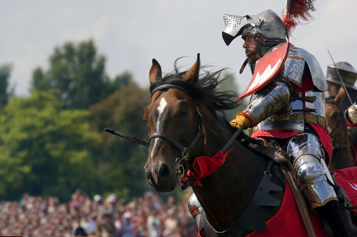 Обратите внимание на стиль ношения забрала - по сути защитный козырёк, прикрывающий лицо от стрел, летящих по пологой траектории