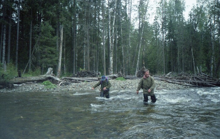 Мы с Юрой переходим реку Пелю. Фото этого сезона, но более раннее . Юра справа, радостный.