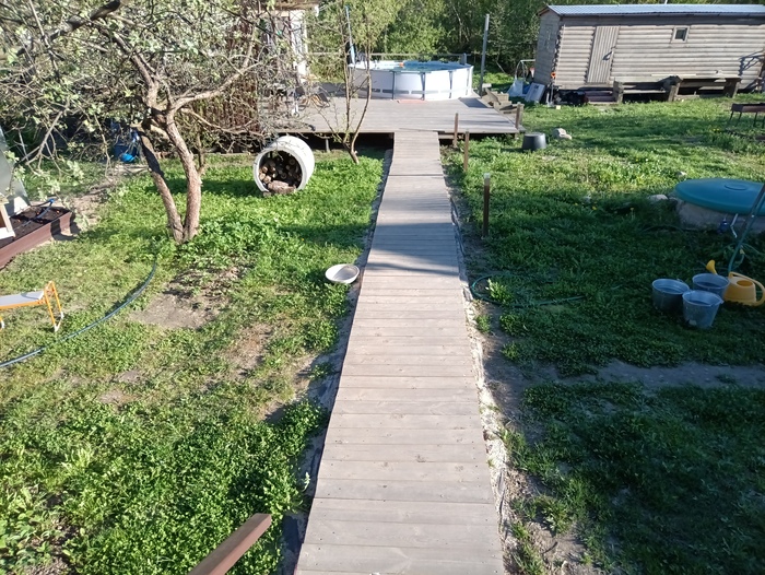 Дорожка от дома до террасы, тоже прекрасно пережила зиму