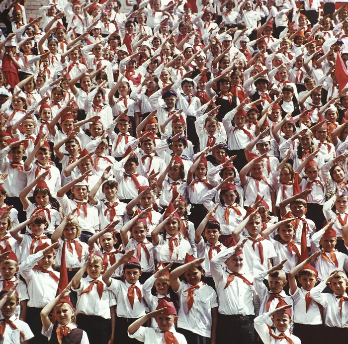 После торжественного прием в пионеры школьников г. Северодонецка Ворошиловградской (Луганской) области УССР