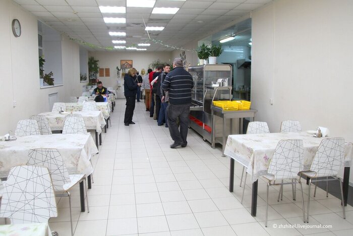 Столовая, все посетители в сменной обуви