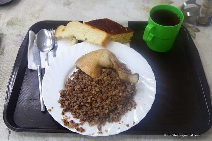 Мой скромный ужин: гречка с куриной ногой, кусок хлеба, пирожное, чай.