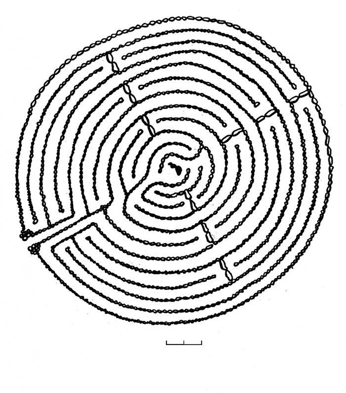 Понойский лабиринт, Мурманск. Этот тип лабиринта был распространенным изображением в католических церквях Западной Европы, в том числе и в Шартрском соборе.