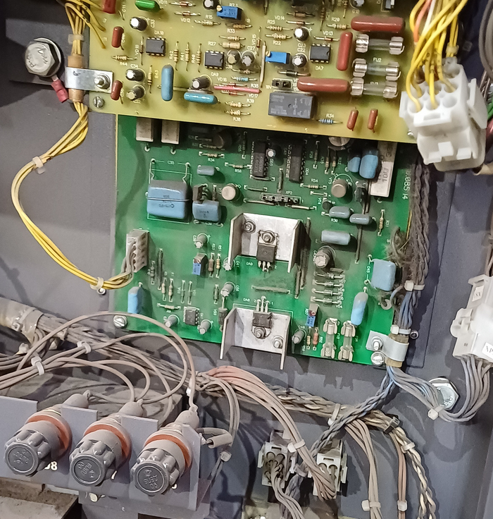 Да, спроектировано и разведено в 80-х. "А как ты понял?"