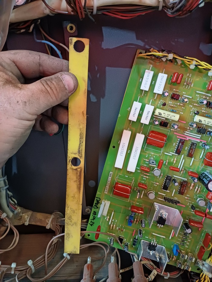 Вот эта гетинаксовая (!) пластинка сначала выпадет и завалится в глубины аппарата, потом сломается при попытке вытащить её, а потом протрясет весь твой мозг, пока ты будешь пытаться придумать как её определить на место.