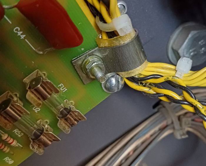 Чувствуете, чем пахнет? Не дай бог вам расслабиться, как тут же будет повреждена изоляция с последующим замыканием. А эта чертова муфта, заполненная лаком, не позволяет легко убрать провода из-под шайбы.