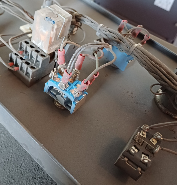 Во-первых, колодка реле мешает ослабить крепление проводов на тумблере, а во-вторых, почему на второй тумблер провода припаяны? Так на всех аппаратах.