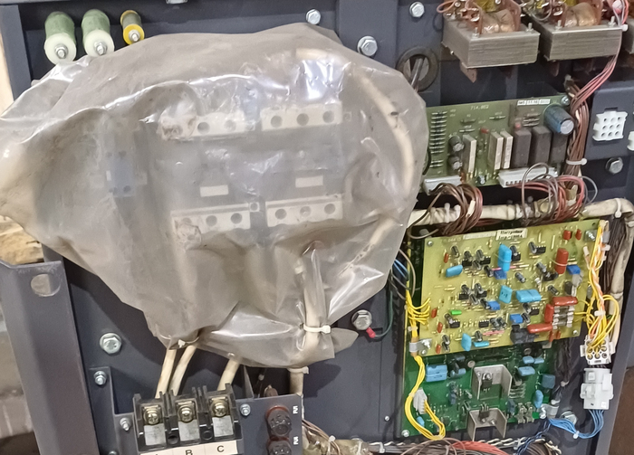 Не-а, гламурный кулёчек - не рацуха заводских наладчиков. Это инженерное решение по защите от пыли тех самых контакторов. Абсолютно импотентное решение.