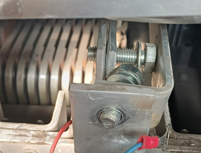 Болты взаимно мешают, поэтому загибай шины дальше, рискуя что-нибудь отломить и боясь не вернуть отогнутое на место в силу общей тесноты.