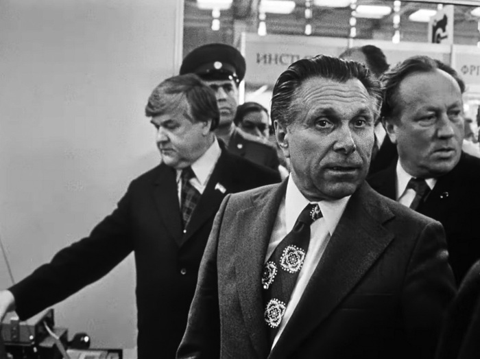 Министр МВД СССР Николай Анисимович Щёлоков посещает выставку «Кримтехника-74».