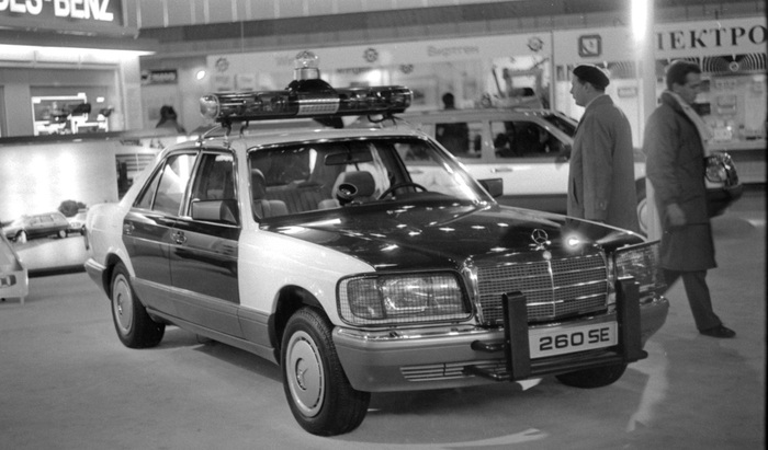 Полицейский Mercedes-Benz 260SE (W126) на выставке «Автотехника-90» в парке Сокольники в Москве.