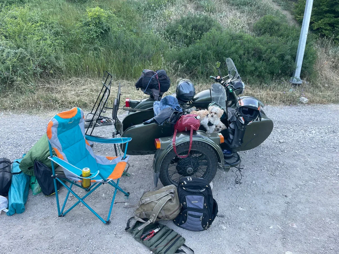 Пока я разбирался в шиномантаке, жена разложило кресло и попивая пиво ждала меня)