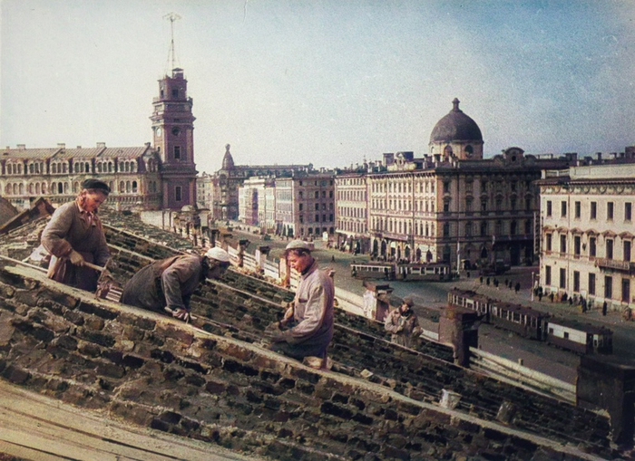 Восстановление кровли Гостинного Двора после войны