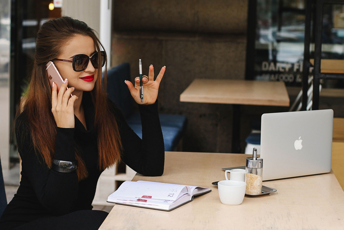 Просто девушка из поиска по запросу "успешная девушка", за неимением реального персонажа для иллюстрации