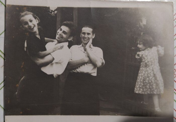 Дедушка (папа моего папы) катает крестницу, рядом стоит его сестра. Очень живое фото