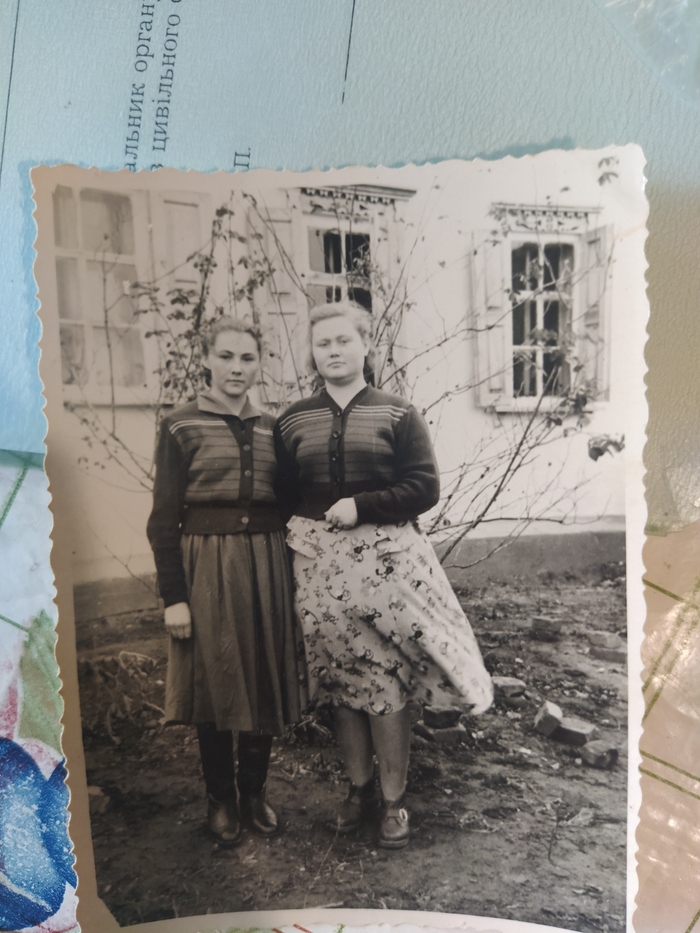 Бабушка (слева) в 10 классе. Похожа мне тут на Сиршу Ронан