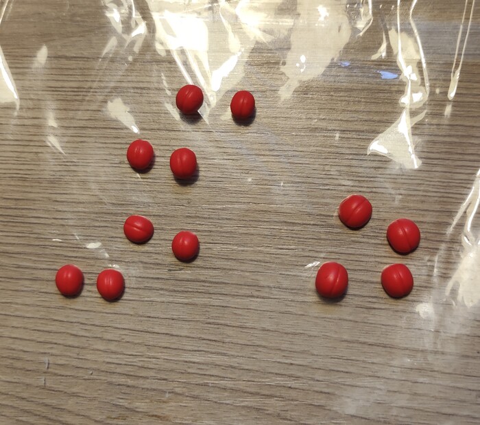 2. Выравниваем полусферу и намечаем крылышки;