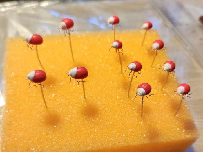 4. Втыкаем лапки и запекаем;