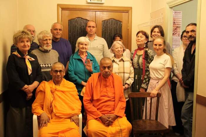 Swami Sarvalokanandaji with the devotees of Ramakrishna Society Vedanta Centre, Moscow , , , 