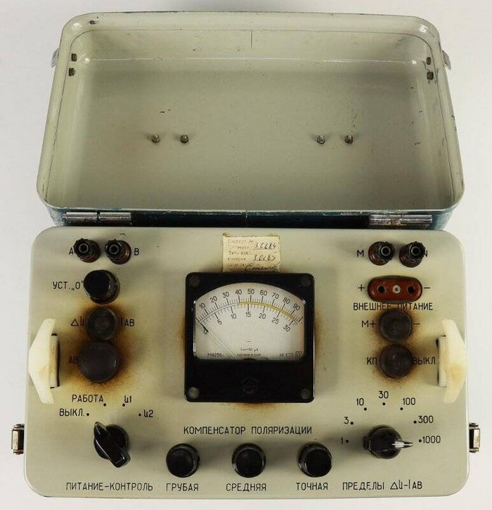 Автокомпенсатор АЭ-72, что-то вроде мультиметра, только более чувствительный. Ремонтируется раскалённым в печке гвоздём, ломом и кувалдой. Единственный огромный минус - очень чувствителен к влажности. Фото из интернета.