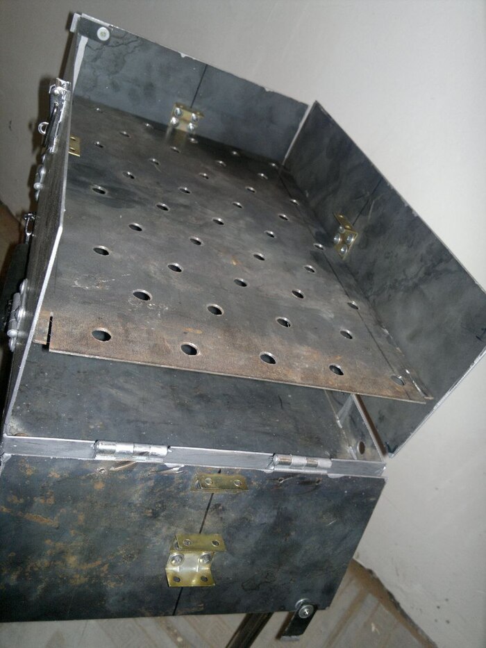 Можно для шампуров, можно и решетку ставить, что бы угли находились на оптимальной высоте.