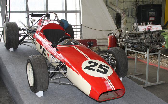 «Москвич-Г5». За ним — экспериментальный гоночный формульный мотор ГД-1