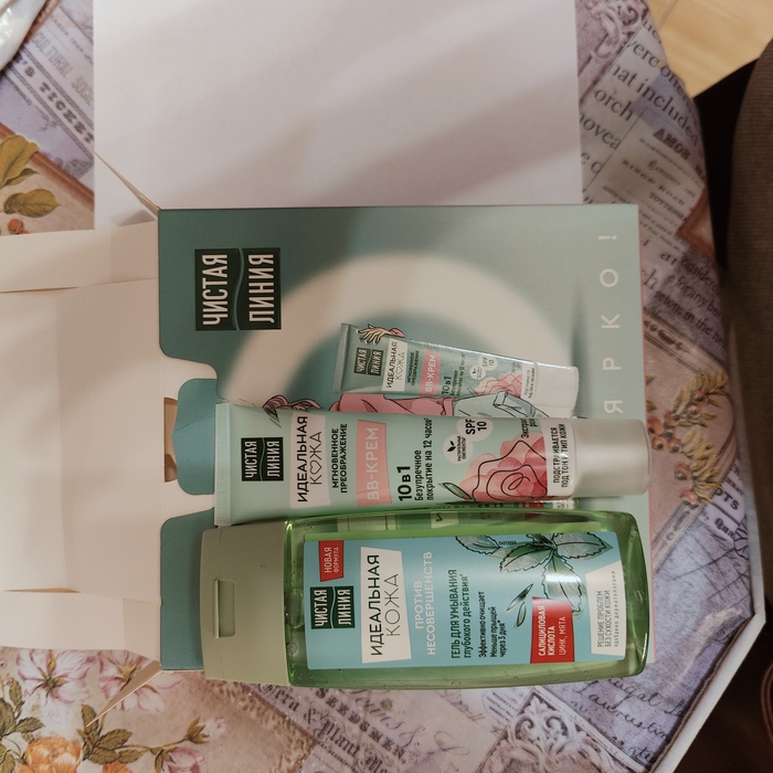 Маленкие средства на фоне коробки.