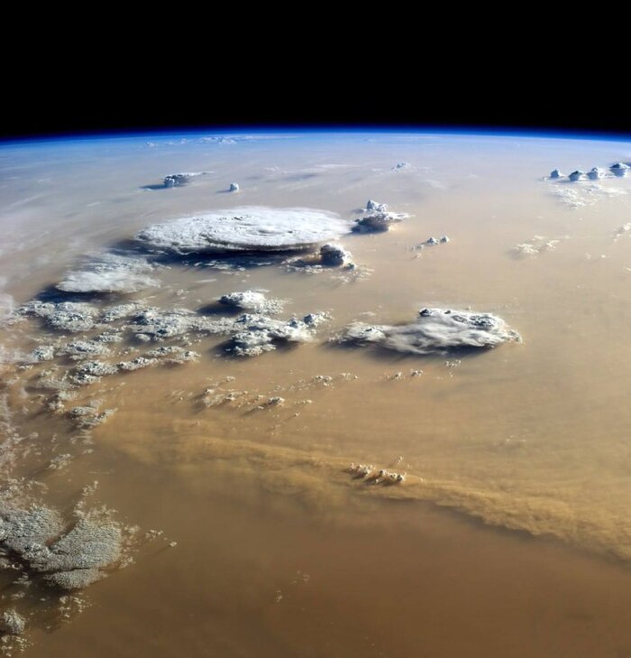 Мaссивнaя пeсчaнaя буря в пустынe Сaхaрa, зaпечaтлёная из иллюминатора МКС